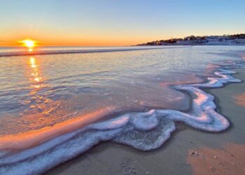 ¿Se pueden congelar las olas de mar? El VIDEO en una playa de Maine que se hizo VIRAL