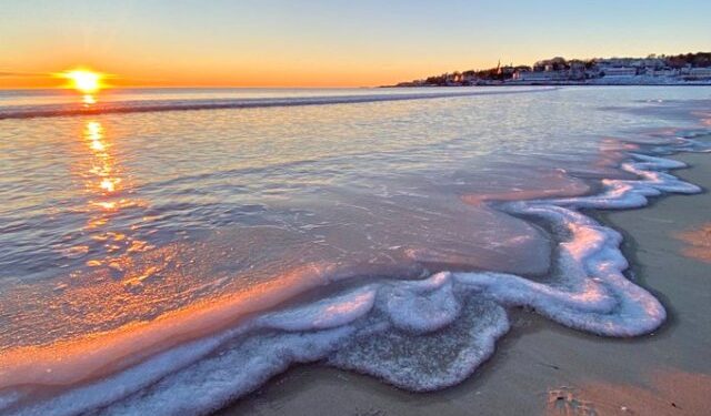 ¿Se pueden congelar las olas de mar? El VIDEO en una playa de Maine que se hizo VIRAL