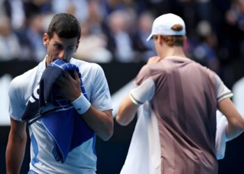 Los momentos de furia de Djokovic en la derrota ante Sinner: fuerte discusión y raquetazo a un micrófono