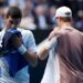 Los momentos de furia de Djokovic en la derrota ante Sinner: fuerte discusión y raquetazo a un micrófono
