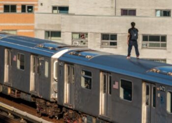 Tragedia en Brooklyn: Niño de 14 años “surfeaba” sobre vagón de tren y murió al caer