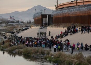 Gobernador Greg Abbott: Texas ha transportado a más de 100 mil migrantes a ciudades santuario