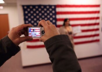 Más inmigrantes aplican por la ciudadanía de EEUU en año electoral