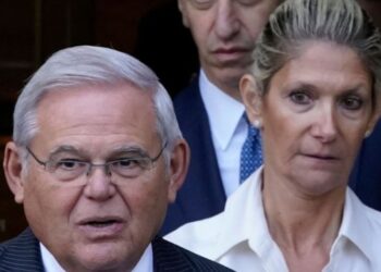 Bob Menéndez y su esposa buscan juicios separados en el caso de soborno