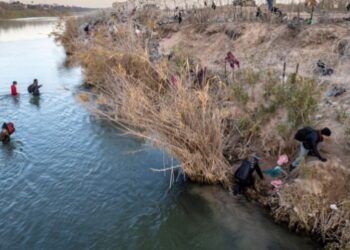 Gobernador de Texas culpó al gobierno de Biden por la muerte de migrantes que intentan llegar a EEUU