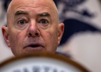 Republicanos avanzan rápido para acusar a Mayorkas: la seguridad fronteriza se convierte en principal tema electoral (Video)