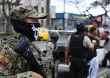 Detienen a un adolescente armado que intentó disparar a un profesor en Ecuador