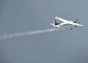 Hallan cadáver de una mujer frente a las costas de California luego de que se estrellara la avioneta donde viajaba