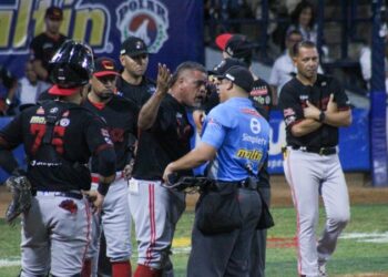 Polémica en la Lvbp: pelotazo a Luis Torrens terminó con la expulsión de Henry Blanco (Videos)