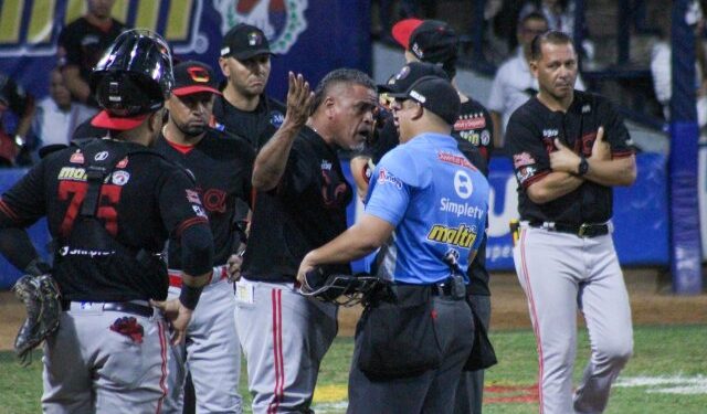 Polémica en la Lvbp: pelotazo a Luis Torrens terminó con la expulsión de Henry Blanco (Videos)