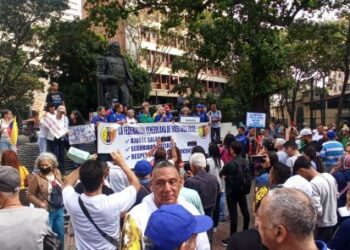 Maestros perdieron el miedo y manifestaron contra Maduro en pleno centro de Caracas (Imágenes)