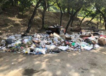 Basura por doquier a escasos metros de la Jefatura Civil de Macuto