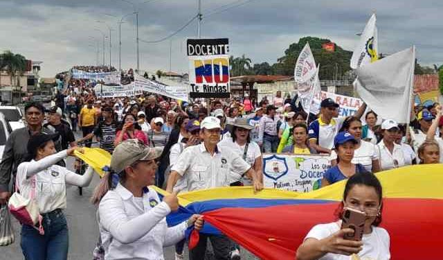 Piquete de la GNB no pudo impedir que marcha de docentes de Barinas llegara a la plaza Bolívar
