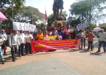 Maestros en Anzoátegui exigen mejoras laborales: Han fallecido varios educadores por falta de asistencia médica