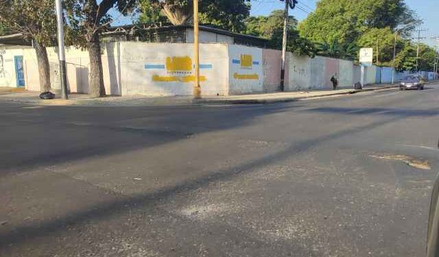 Pavimento a punto de ceder en la avenida Aragua de Maracay genera preocupación en los conductores