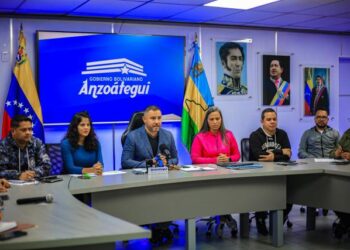 Mientras maestros mueren de hambre, el chavismo reparte 30 mil dólares en un concurso en Anzoátegui