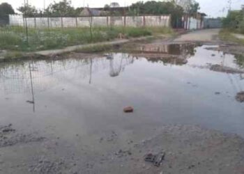 Laguna de aguas blancas en el Barrio Continental de Barinas está que se convierte en un balneario callejero