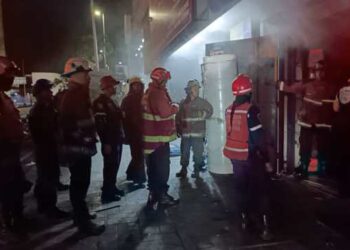 EN FOTOS: Se registró incendio en local comercial en la avenida Fuerzas Armadas 