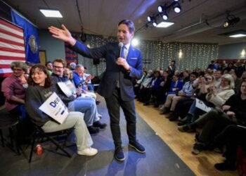 Dean Phillips, el congresista que reta a Biden en las primarias demócratas