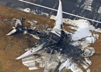 Las impactantes imágenes de cómo quedaron los aviones que chocaron y se incendiaron en Tokio