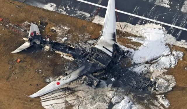 Las impactantes imágenes de cómo quedaron los aviones que chocaron y se incendiaron en Tokio
