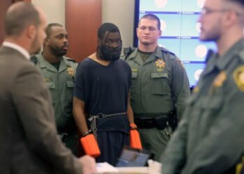 Acusado que atacó a jueza en tribunal de Las Vegas se presentó nuevamente ante ella: esta vez con grilletes y un bozal