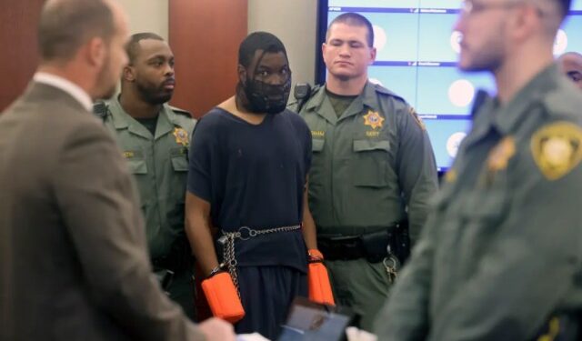 Acusado que atacó a jueza en tribunal de Las Vegas se presentó nuevamente ante ella: esta vez con grilletes y un bozal