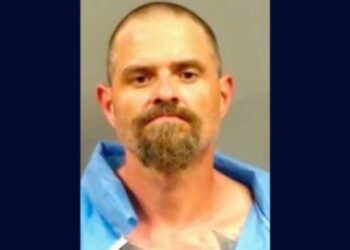 Horror en Kansas: asesinó brutalmente a su madre tras negarle un trago de vodka