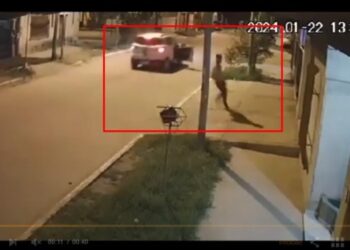 Insólito caso en Argentina: se tiraron de un carro en movimiento para engañar a la policía y… lo lograron (VIDEO)