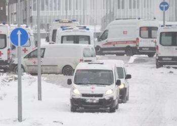 ¿Brote de un misterioso virus preocupa en Rusia? Más de 30 ambulancias hacen filas frente a los hospitales