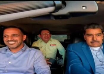 Maduro no se salvó de las críticas por no usar cinturón de seguridad en plena transmisión (Video)