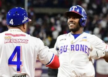 La polémica camisa que usó Maikel García tras ganar el título con Tiburones (Foto)