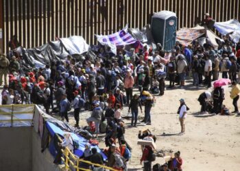 Denver está en caos, pero recibe aún a migrantes sin limitaciones como en Chicago y Nueva York