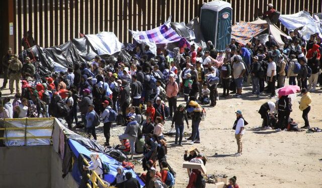 Denver está en caos, pero recibe aún a migrantes sin limitaciones como en Chicago y Nueva York