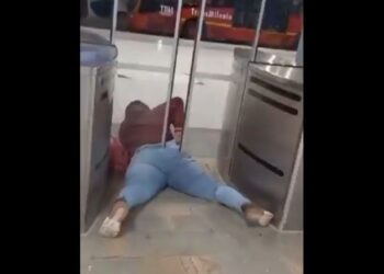 Video VIRAL: quiso entrar gratis al TransMilenio en Bogotá, pero quedó atascada en una puerta