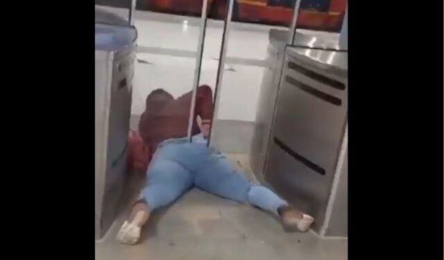 Video VIRAL: quiso entrar gratis al TransMilenio en Bogotá, pero quedó atascada en una puerta