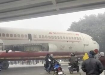 Video: un avión se quedó atrapado debajo de un puente y se volvió viral