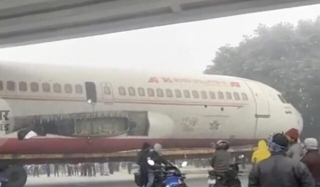 Video: un avión se quedó atrapado debajo de un puente y se volvió viral