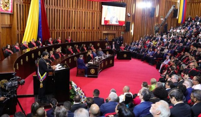 Maduro pidió a su cúpula militar estar “alerta y preparada para lo que salga”