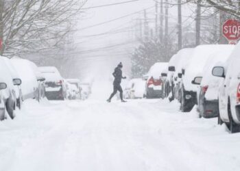 La nieve y el frío llegan al Reino Unido mientras persisten las fuertes inundaciones
