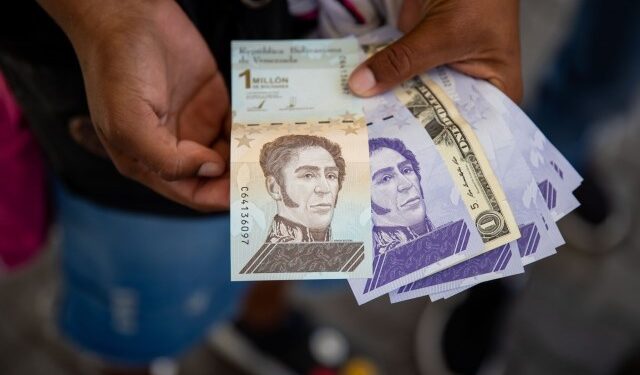 El bolívar cerró enero con una depreciación del 1,1% frente al dólar