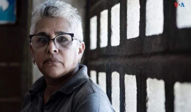 EN FOTOS: El día a día de una maestra venezolana con cuatro empleos