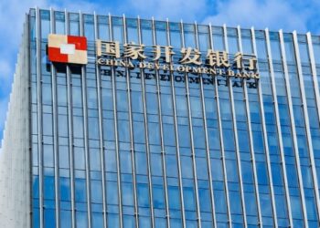 Evergrande y sus filiales paran su cotización tras desplomarse por orden de liquidación