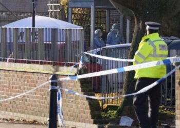 Un hombre armado con una ballesta es abatido a tiros por la Policía en Londres