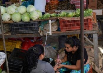 Aún sin cifras oficiales, Maduro y expertos discrepan sobre supuesta mejoría económica en Venezuela