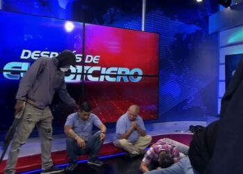 Hablaron los periodistas de la TV de Ecuador que fueron secuestrados en vivo por una banda criminal: “Pensamos que era una pelea en los pasillos”
