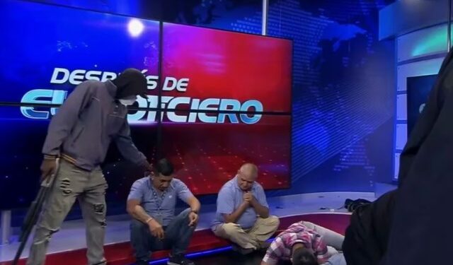 Hablaron los periodistas de la TV de Ecuador que fueron secuestrados en vivo por una banda criminal: “Pensamos que era una pelea en los pasillos”