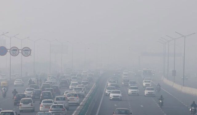 La densa niebla cancela y retrasa cientos de vuelos y trenes en Nueva Delhi