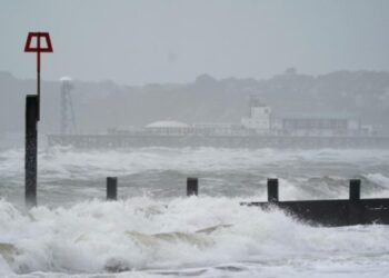 La tormenta “Isha” deja sin electricidad a miles de británicos y altera todo el transporte