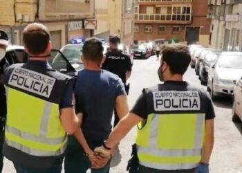 Detienen en España a dos colombianos acusados de vender tarjetas de asilo y residencia falsificadas